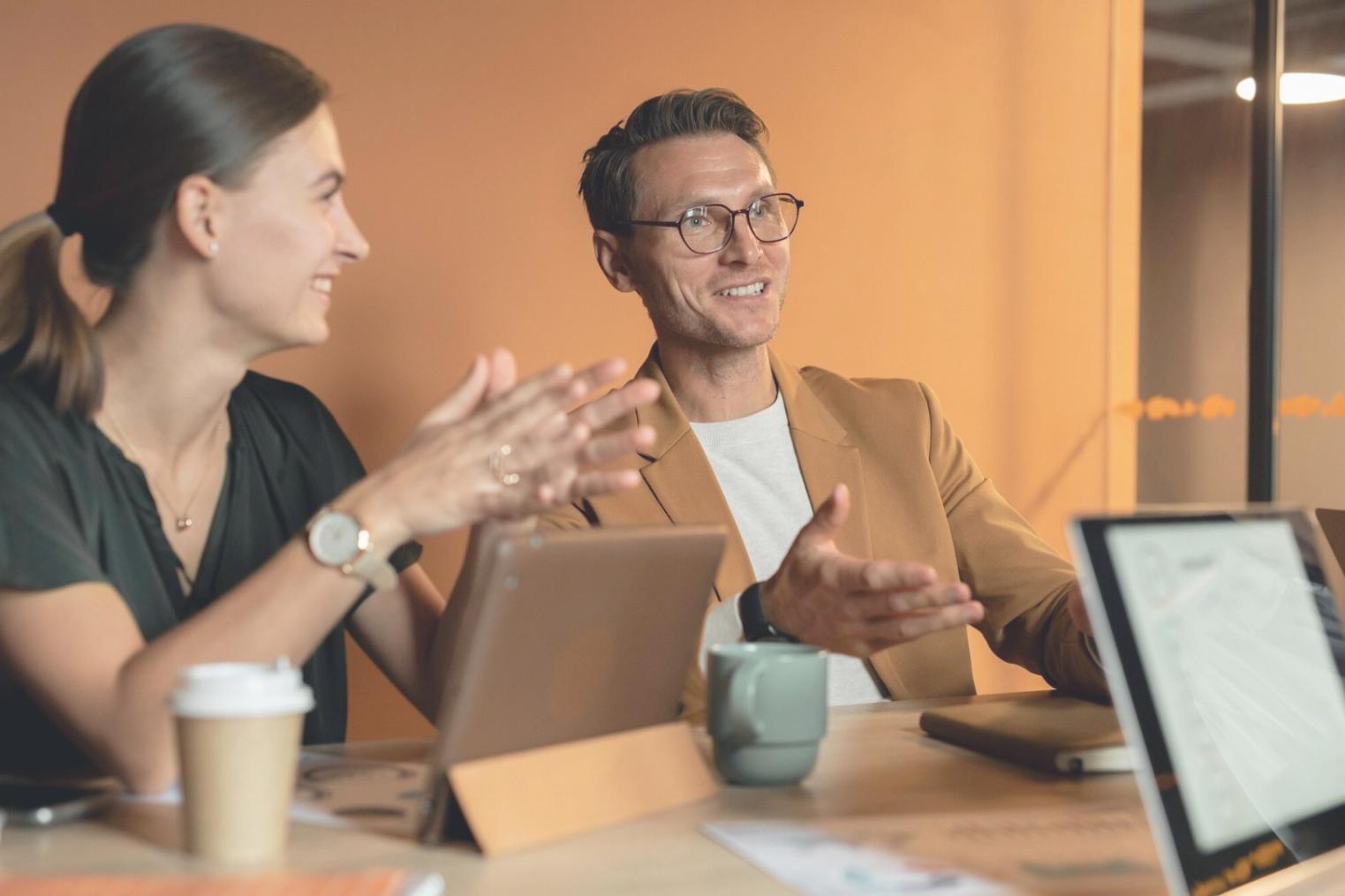 Entrepreneur travaillant sur des prévisions financières dans un environnement professionnel moderne